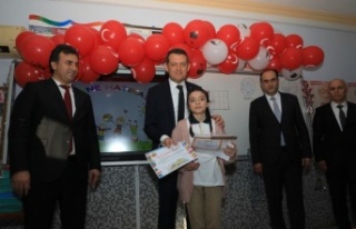 Kaymakam Ürkmezer karne alan öğrencilerin heyecanına...