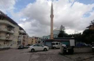 Kaza yapan otomobil, trafik lambasını devirdi