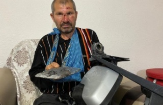 Kendisine çarpıp kaçan otomobilin parçalarını...