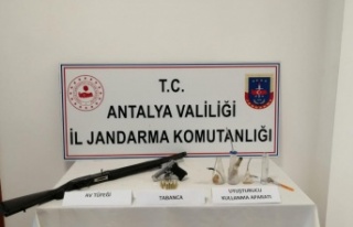 Manavgat'ta uyuşturucu ve ruhsatsız silah ele...