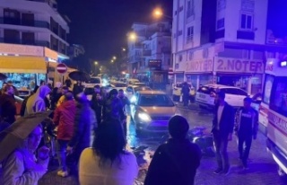 Otomobile çarpan elektrikli bisiklet sürücüsü...