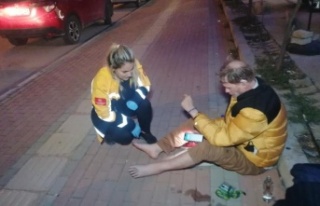 Park halindeki araçların fotoğrafını çekip oturduğu...