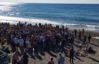 Ruslar Alanya’da denizden haç çıkardı