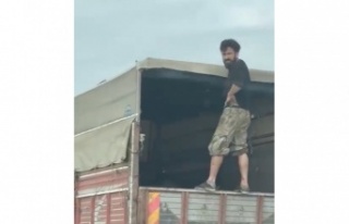 Seyir halindeki kamyonetin kasa kapağında tehlikeli...