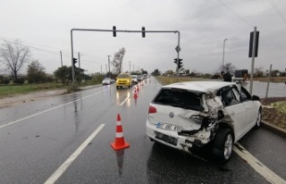 Trafik ekipleri uygulama yaparken, kırmızı ışıkta...