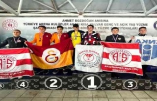 Yüzücüler Antalyaspor bayrağını kürsüye taşıdı