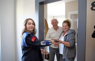 Zabıta ekipleri buldukları cüzdanları sahiplerine...