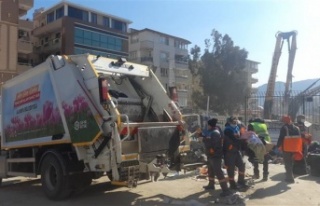 Alanya Belediyesi temizlik ekibi deprem bölgesinde