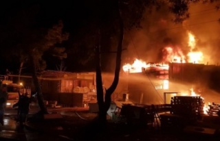 Antalya'da iki iş yerindeki yangın geceyi aydınlattı
