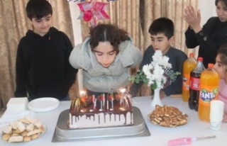 Depremzede Fatma'ya polislerden doğum günü...