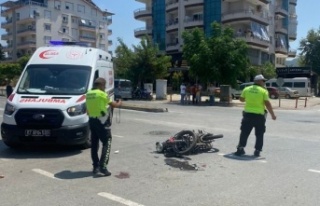 Gazipaşa'da otomobil ile motosiklet çarpıştı:...