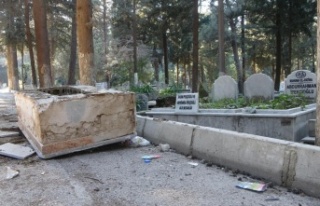 Hatay'da deprem sonrası mezarlar hasar gördü,...