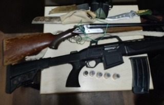 Kaçak avcılar satır ve bıçak üzerindeki kan...