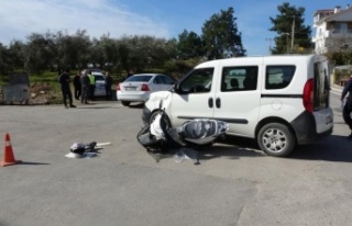 Manavgat'ta hafif ticari araç ile motosiklet...