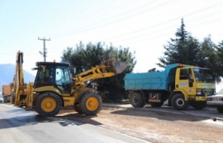 Merkez mahallelerde başlatılan asfalt yenileme çalışmaları...