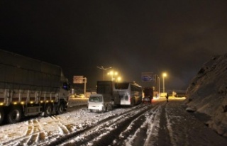 Yoğun kar yağışı ile kapanan Antalya-Konya Karayolu...
