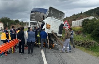 Alanya'da kazada sıkışan sürücü böyle...