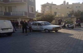 Antalya'da hafif ticari araç ile otomobil çarpıştı:...