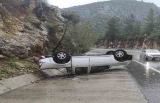 Antalya'da iki ayrı trafik kazasında 6 kişi...