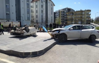 Kavşakta iki otomobil çarpıştı: Baba ve oğlu...