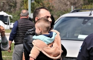 Kazada yaralanan baba ağlayan çocuğunu bir an olsun...