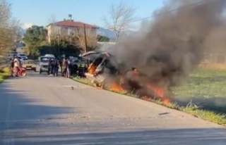 Trafik kazası sonrası otomobil alev alev yandı:...