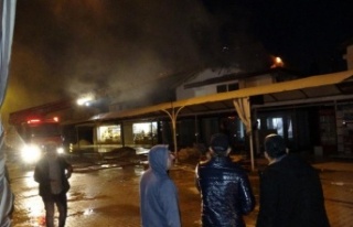 Turizm bölgesinde korkutan işyeri yangını