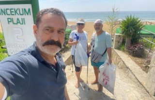 Türk ve Alman çift her gün Alanya sahillerindeki...