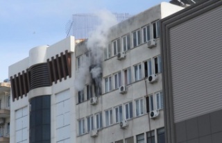 Antalya'da 7 katlı apartmanda çıkan yangın...