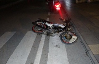 Virajı alamayan motosiklet kaldırım taşına çarptı:...
