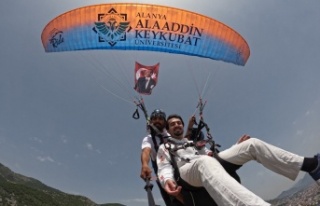 ALKÜ’lü gençler Türk Bayrağı’nı semada...