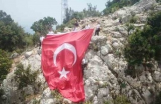 Antalya'da 100 metrelik uçurumda Türk bayrağı...