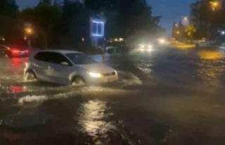 Antalya'da şiddetli yağmurda araçlar yolda...