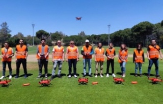 Antalya sahillerinde kadın dron pilotları hayat...