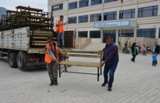 Büyükşehirden okul ve camilere bank ve piknik masası