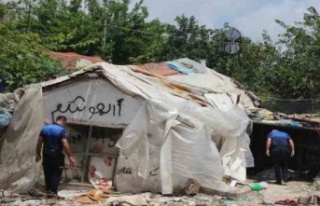 Mahalleliyi isyan ettiren metruk çöp ev, belediye...