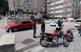 Motosiklet otomobille çarpıştı: 1 yaralı