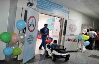 400 yataklı hastanede çocuklar ameliyata sedye ile...