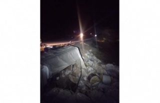 Akseki'de kamyon devrildi: 1 ölü, 1 yaralı