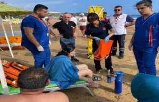 Alanya'da boğulma tehlikesi geçiren 2 tatilciyi...