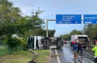 Alanya'da servis otobüsü devrildi, 15 otel...