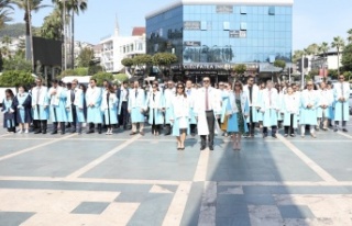 ALKÜ ailesinden Atatürk anıtına çelenk