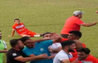 Amatör maçta saha bir anda karıştı, kavgayı...