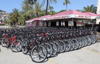 Başkan Yücel'den öğrencilere karne hediyesi