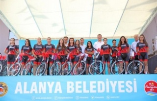 Başkan Yücel'den öğrencilere karne hediyesi