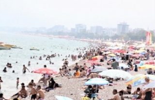 Dünyaca ünlü sahil tatilci akınına uğradı,...