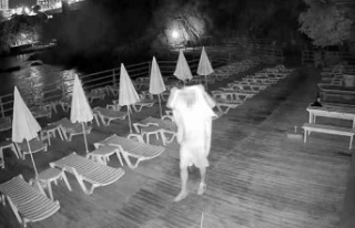 Elinde alkol şişesini alıp havluyla yüzünü gizleyip...