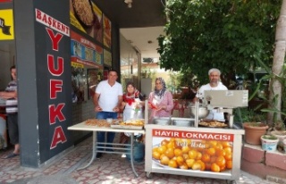 EYT’li ilk maaşıyla lokma dağıttı