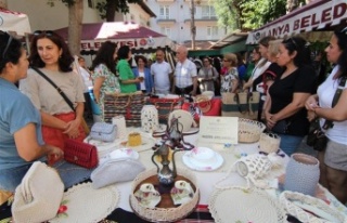 Geleneksel yıl sonu sergisinde kursiyerlerin el emekleri...