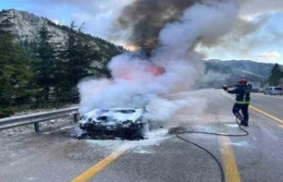 Hareket halindeki otomobil alev alev yandı